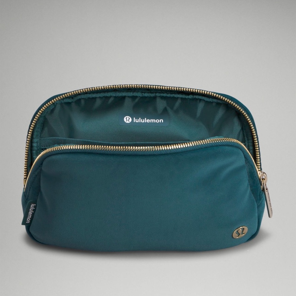 Lululemon Everywhere Belt Bag 
Velour 1L  green jasper/gold belt bag LAST 2 🎉 - Picture 5 of 9